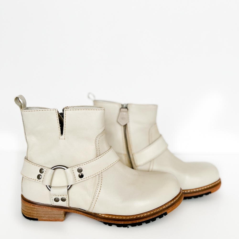 NEW Vintage Foundry Co off white leather ankle boots size 6